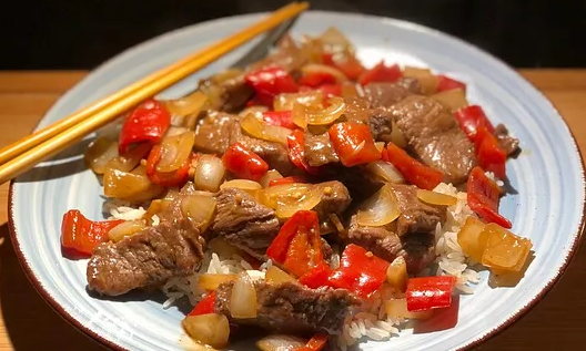 Köstliches Rindfleisch mit Paprika, Zwiebeln und Nudeln