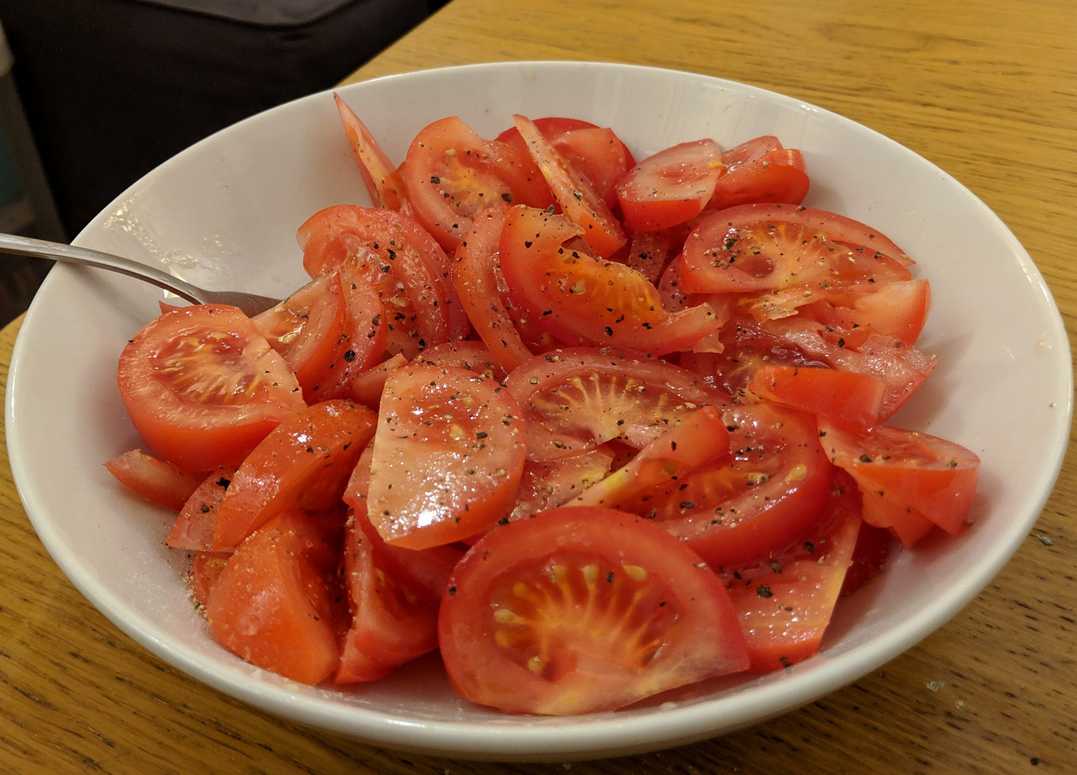 Tomatenscheiben mit Salz und Pfeffer
