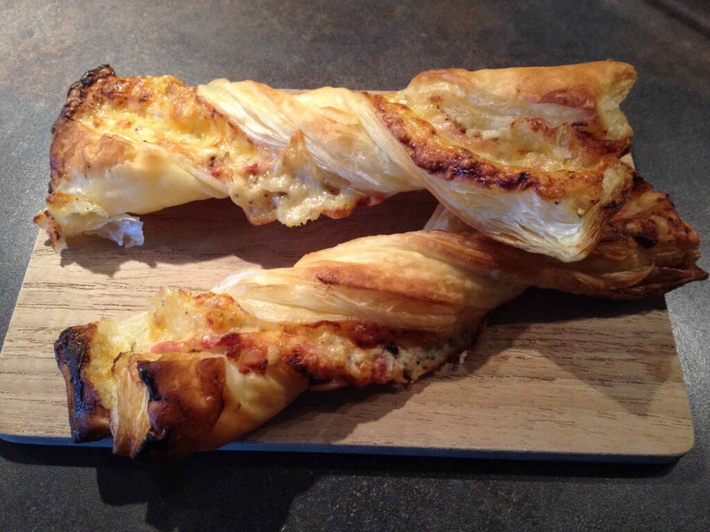 Blätterteig Stangen mit Schinken und Käse