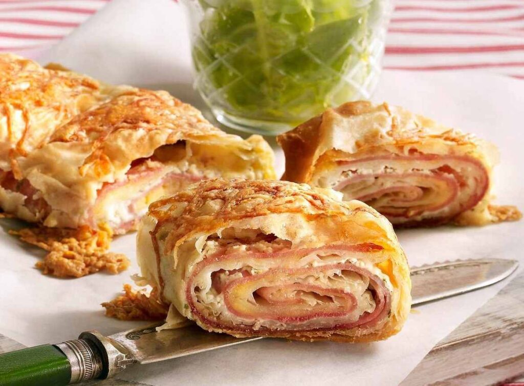 Gefüllter Blätterteigstrudel mit Schinken und Käse in 10 Minuten 
