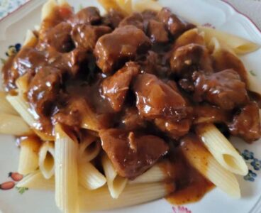 Gulasch mit Nudeln