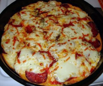 Käsepizza Aus Altem Brot Für Ein Paar Mäuse