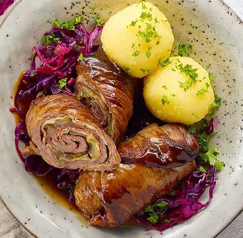 Rouladen mit Rotkohl und Kartoffeln
