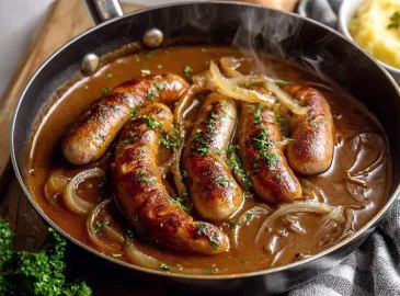 Würstchen und Kartoffelbrei mit Zwiebelsoße