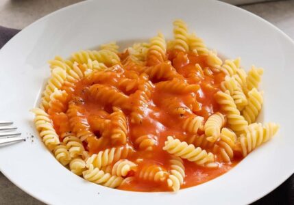 Makkaroni mit Tomatensoße und Jagdwurst, die beste Tomatensoße, orginal nach Mamas DDR Rezept