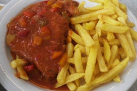 Schnitzel mit Paprikasoße und Pommes 2
