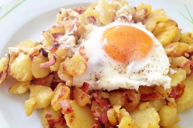 Bratkartoffeln Mit Wurst Und Spiegelei