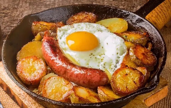 Bratkartoffeln Mit Wurst Und Spiegelei