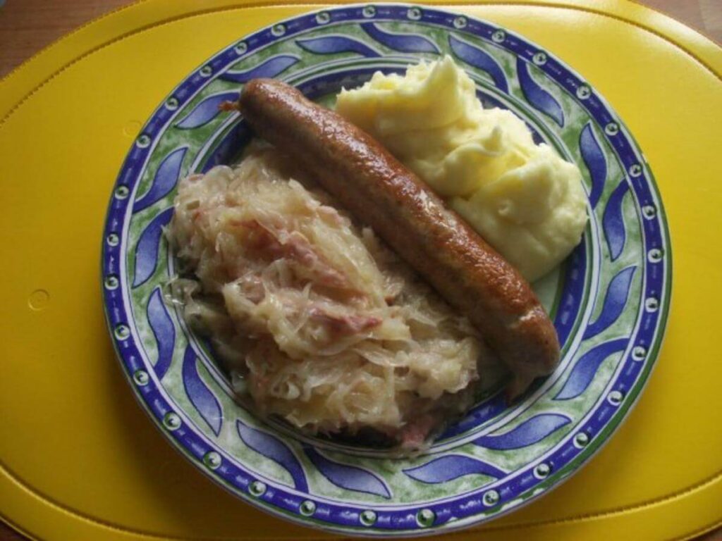 Bratwurst mit Sauerkraut und Kartoffeln