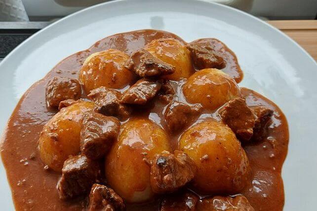 Das beste Gulasch Rezept - Gulasch nach Oma Magda