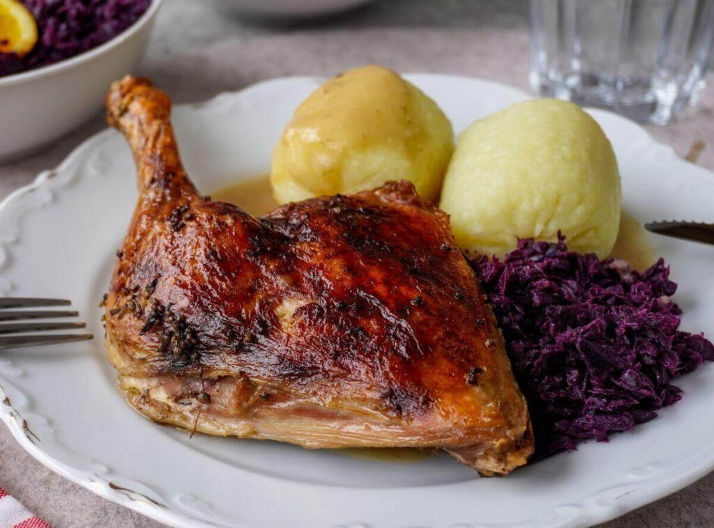  Entenkeule mit Knödeln und gebackenen Karotten