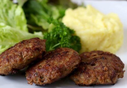 Fleischpflanzerl mit Kartoffelpüree und Gurkensalat