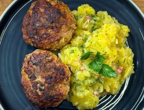 Fleischpflanzerl mit Kartoffelpüree und Gurkensalat