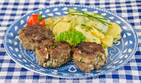 Fleischpflanzerl mit Kartoffelpüree und Gurkensalat