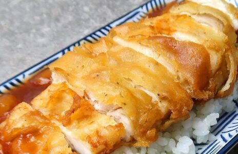 Gebackene Hühnerbrust mit gebratenem Reis