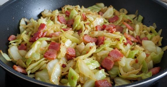 Gebratener Kohl mit Speck, Zwiebeln und Knoblauch