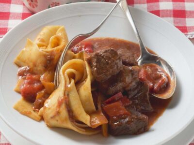 Gulasch mit Nudeln 
