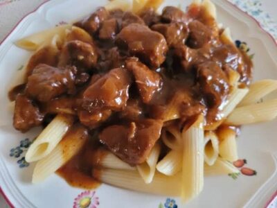 Gulasch mit Nudeln