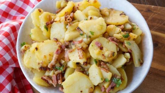 Heißer deutscher Kartoffelsalat