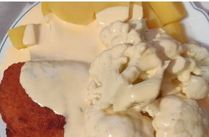 Kartoffeln mit Blumenkohl, holländischer Soße und Hähnchen Cordon Bleu 