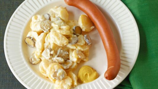 Kartoffelsalat und Würstchen
