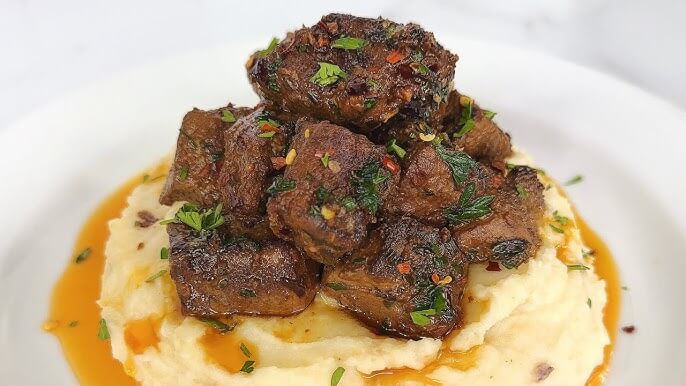 Knoblauchbutter Steak Stücke mit Kartoffelpüree