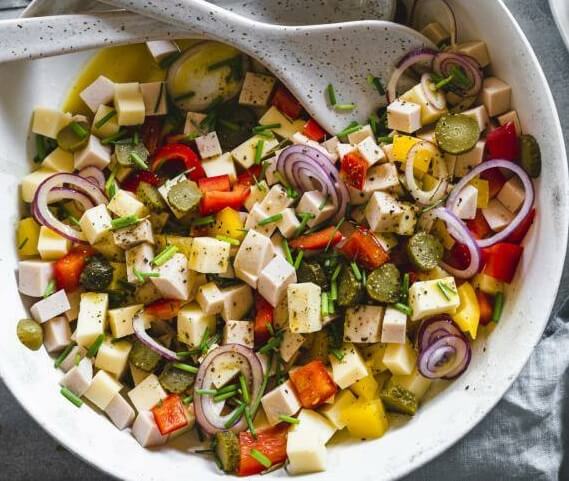 Paprika Gouda Salat mit Fleischwurst