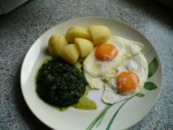 Rahmspinat mit Spiegelei und Kartoffeln