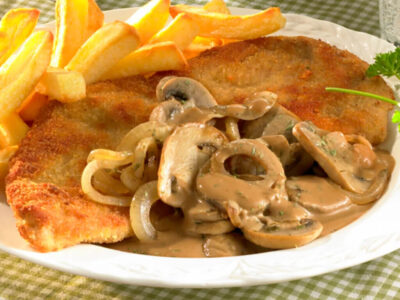 Schnitzel Jägersauce und Pommes