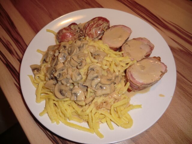 Schweinefilet im Speckmantel mit Champignons und Spätzle