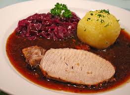 Schweinekrusten braten mit Klösse und Rotkohl 
