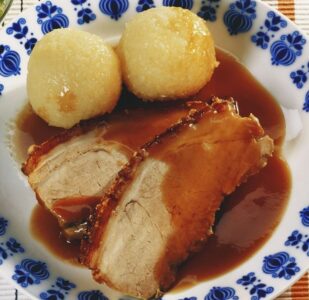 Schweinekrusten braten mit Klösse und Rotkohl
