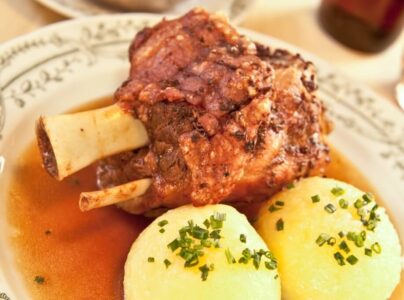 Schweinshaxe mit Knödeln und Sauerkraut