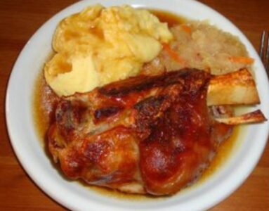 Schweinshaxe mit Sauerkraut und Kartoffelpüree
