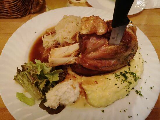 Schweinshaxe mit Sauerkraut und Kartoffelpüree