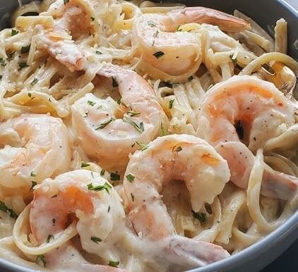 Spaghetti mit Garnelen in cremiger Alfredo Sauce