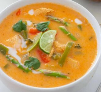 Thai-Kokos-Suppe mit Gemüse