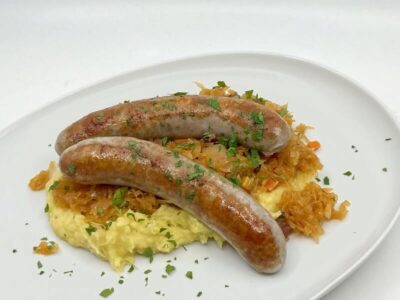  Thüringer Bratwurst mit Kartoffelpüree und Sauerkraut