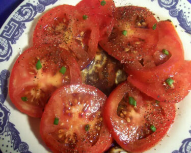 Tomatenscheiben mit Salz und Pfeffer 