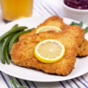 Traditionelles deutsches Schnitzel (Schweineschnitzel)