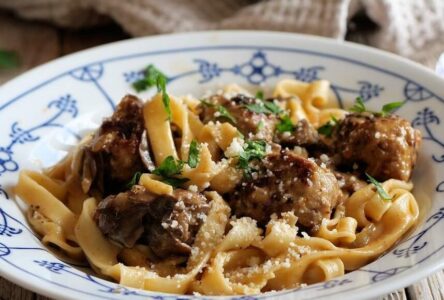 Unbeschreiblich lecker, Tagliatelle mit Pilzsoße und Hackbällchen