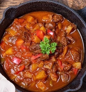 Ungarisches Gulasch mit Zwiebeln und Paprika