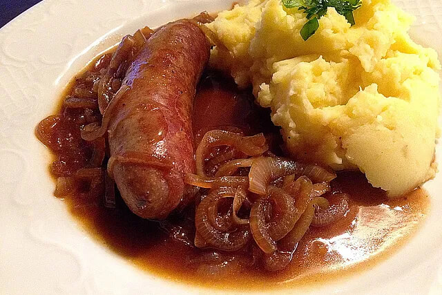 Würstchen und Kartoffelbrei mit Zwiebelsoße