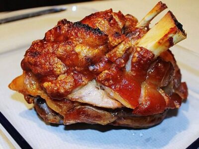 gebratene Schweinshaxen - das Fleisch schmeckt super lecker und zart!
