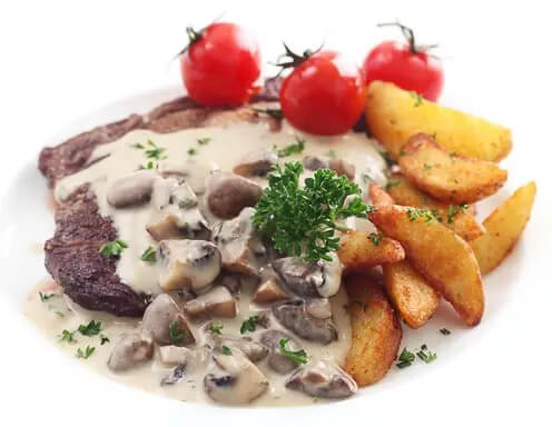 schmelzende Rindfleischspitzen mit Pilzsoße